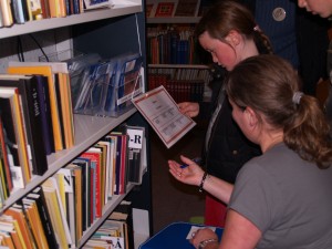 En familie ses i fuld sving med at løse en post ude i det fysiske bibliotek